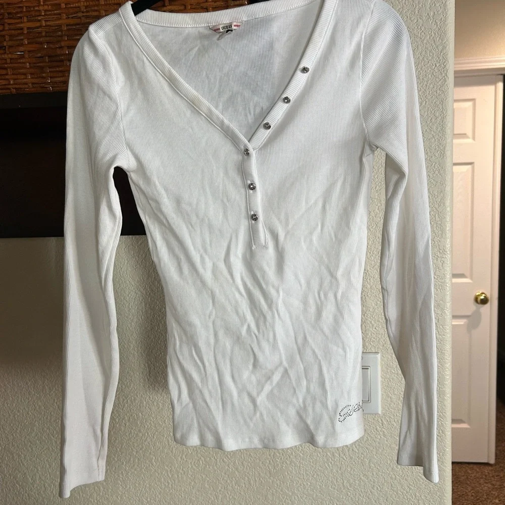 Guess * NWOT * v-neck Henley - Picture 2 of 3